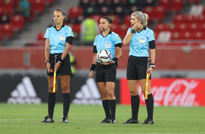 Les arbitres féminines de la FIFA priées de ne pas serrer la main d’un cheikh qatari, l’image fait le tour du monde