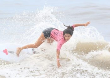 Une surfeuse de 22 ans meurt frappée par la foudre pendant un entraînement