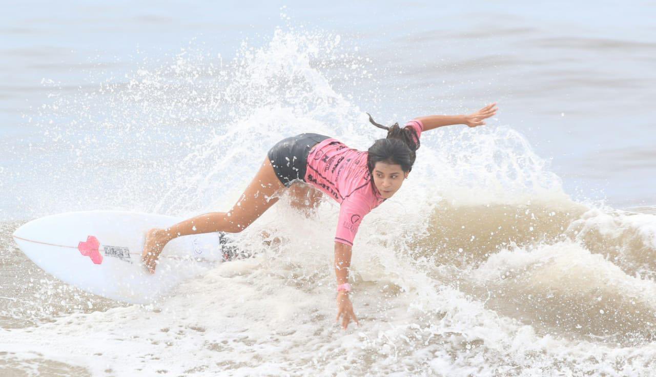 Une surfeuse de 22 ans meurt frappée par la foudre pendant un entraînement