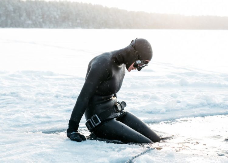 Johanna Nordblad bat le record du monde d’apnée en parcourant 103 m sous la glace