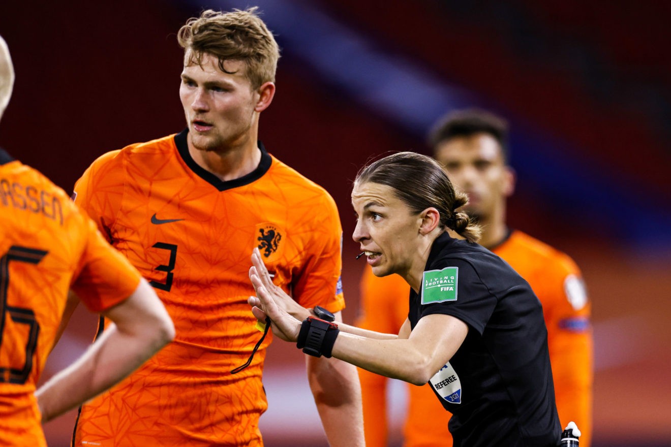 Stéphanie Frappart est devenue la première femme à arbitrer en qualifications d'une Coupe du monde