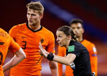 Stéphanie Frappart est devenue la première femme à arbitrer en qualifications d’une Coupe du monde