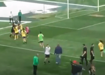 VIDÉO – Bulgarie : Un match de football se termine en bagarre générale
