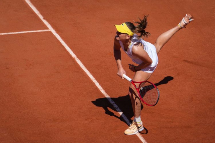 Roland-Garros : Fiona Ferro file au deuxième tour