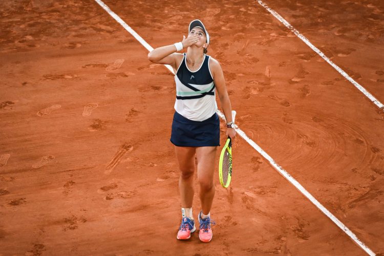 Roland-Garros : Krejcikova fait craquer Sakkari et se hisse en finale