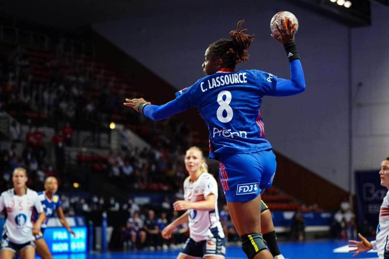 Handball : les Françaises déroulent contre le Japon en préparation olympique