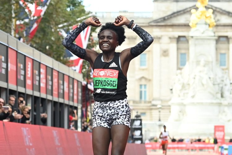 La Kenyane Joyciline Jepkosgei remporte le marathon de Londres