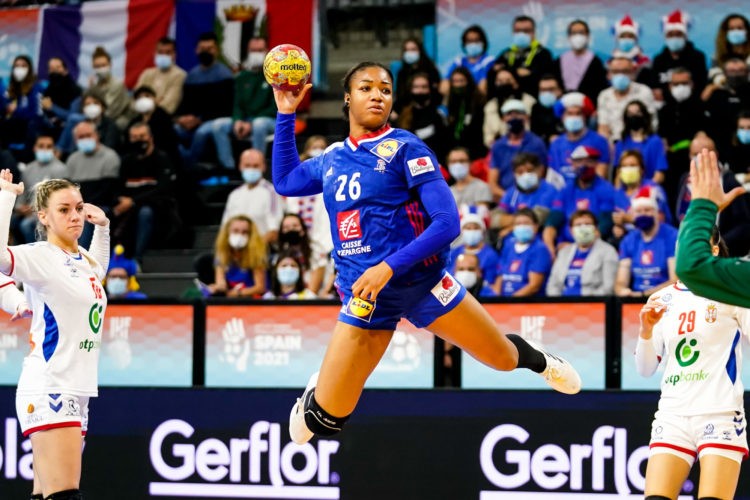 Handball : Encore parfaites, les Bleues réussissent le 6/6 en battant la Russie, et filent en quarts