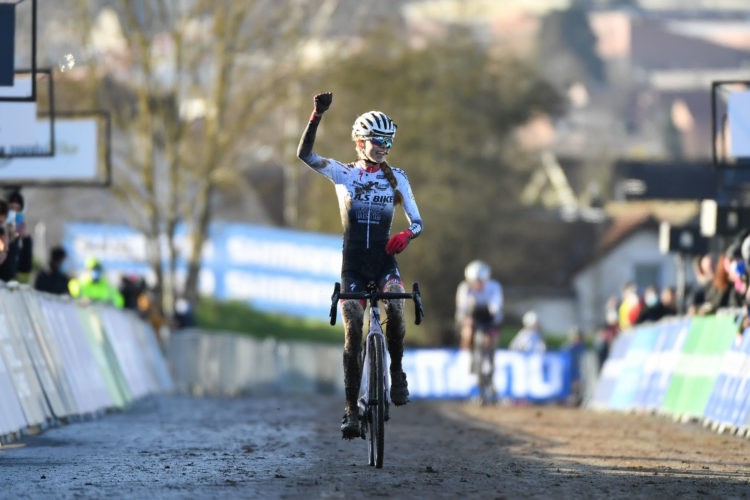 Cyclo-cross : Line Burquier sacrée championne de France à 18 ans
