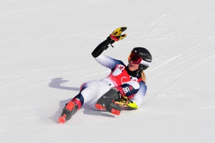 JO 2022 / Ski alpin : Nina O’Brien, victime d’une chute lors du slalom géant, souffre d’une double fracture ouverte du tibia-péroné
