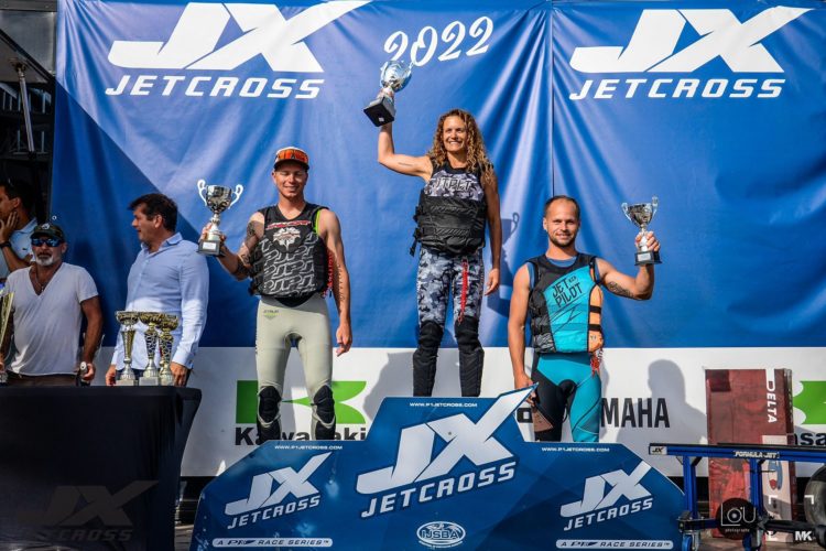 Jessica Chavanne, championne du monde de Jet Ski, gagne maintenant contre les hommes