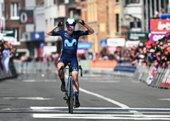 Cyclise – Etape et maillot jaune, Annemiek van Vleuten met le Tour de France Femmes à genoux