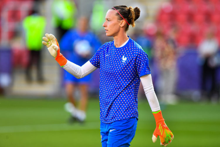 Football – La gardienne de l’Équipe de France endeuillée par la mort de son ex-compagne