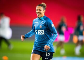 Football – Celin Bizet demandée en mariage sur la pelouse par son compagnon lui aussi du milieu ! (Vidéo)