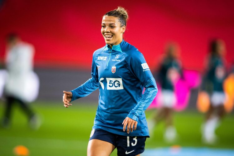 Football – Celin Bizet demandée en mariage sur la pelouse par son compagnon lui aussi du milieu ! (Vidéo)