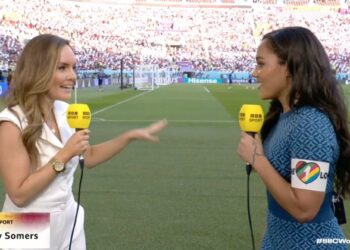 Football / Qatar – Ancienne joueuse et consultante pour la BBC, Alex Scott porte le brassard « One Love » avant un match
