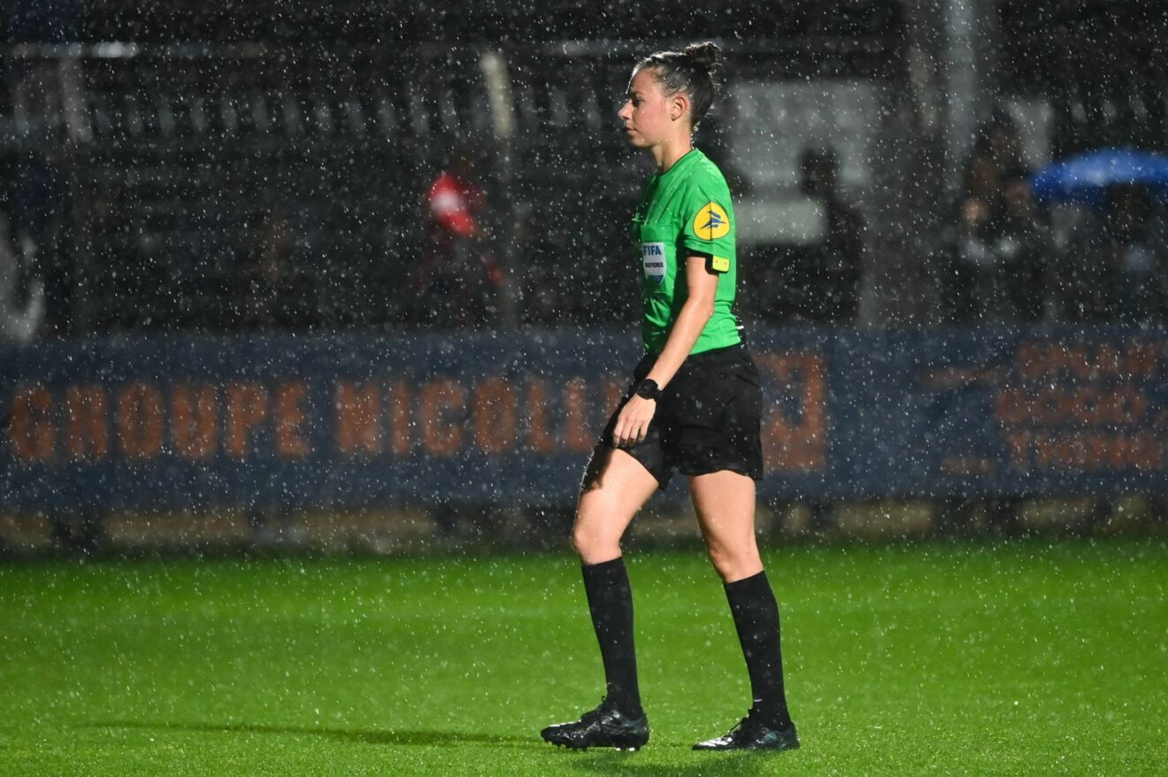 Football / D1 Féminine – L’arbitre se blesse, son remplaçant trouvé… dans les tribunes