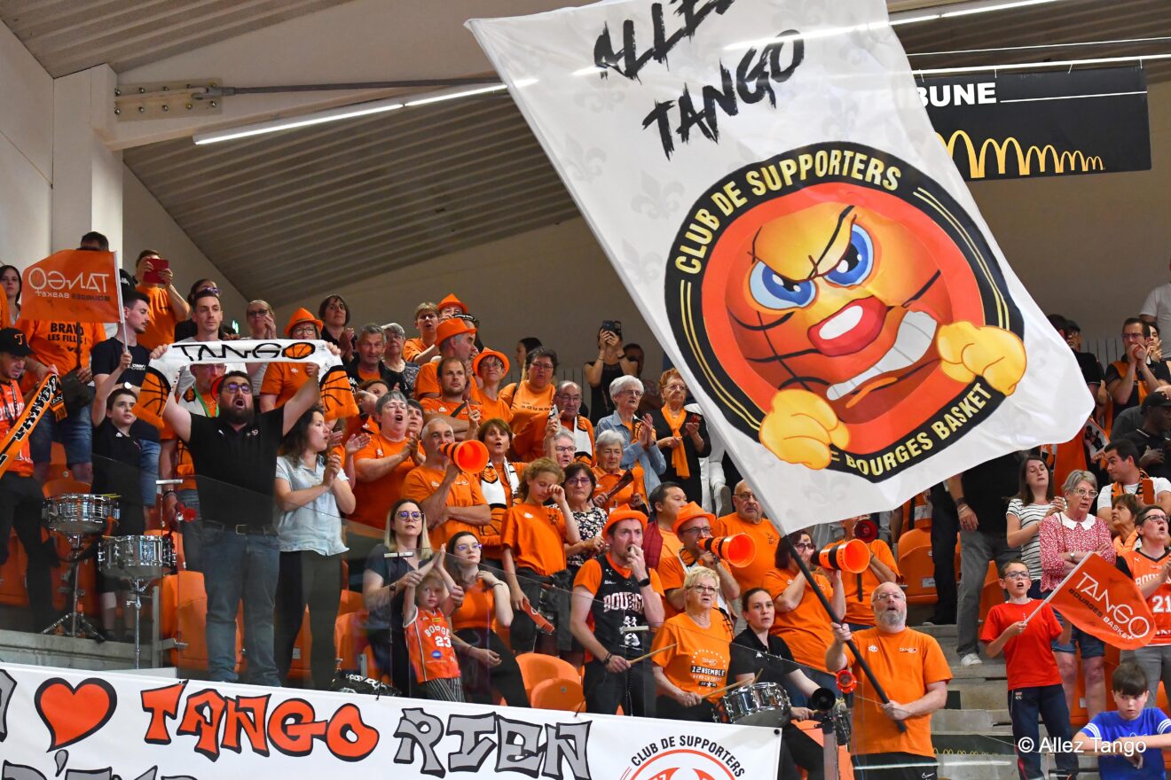 Supporter d'un club féminin - Willy Bauchet joue du tambour avec les joueuses du Tango Bourges Basket