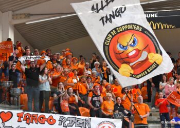 Supporter d’un club féminin – Willy Bauchet joue du tambour avec les joueuses du Tango Bourges Basket