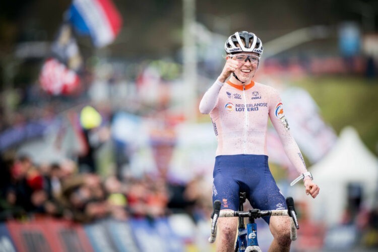 Cyclo-cross : Fem van Empel sacrée Championne du monde