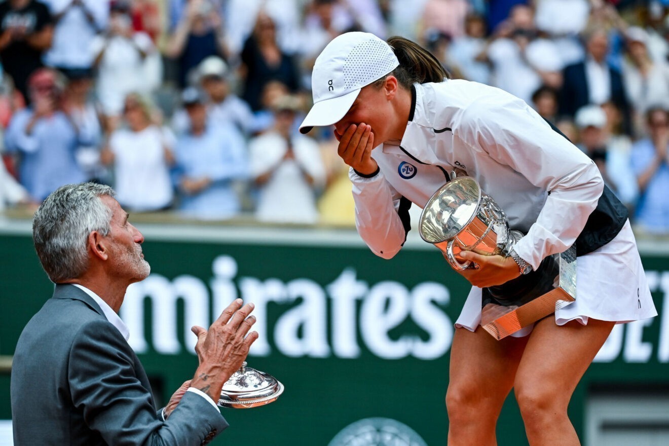 Tennis  – Quand Iga Swiatek, folle de joie, casse le trophée de Roland-Garros… (Vidéo)