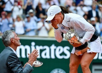 Tennis  – Quand Iga Swiatek, folle de joie, casse le trophée de Roland-Garros… (Vidéo)