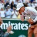 Tennis  – Quand Iga Swiatek, folle de joie, casse le trophée de Roland-Garros… (Vidéo)