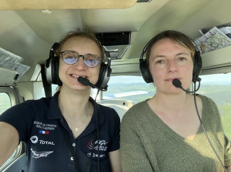 Voltige aérienne – Adèle Schramm et Marjorie Perrissin-Fabert, la tête dans les nuages
