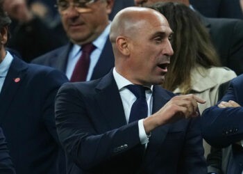Football / Coupe du monde – Le président de la fédération espagnole embrasse une joueuse sur la bouche…
