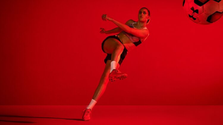 Under Armour lance la première chaussure de football spécialement conçue pour les femmes