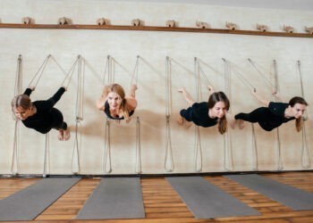 Carnet pratique de yoga : Yoga Wall, l’araignée s’étire à son mur