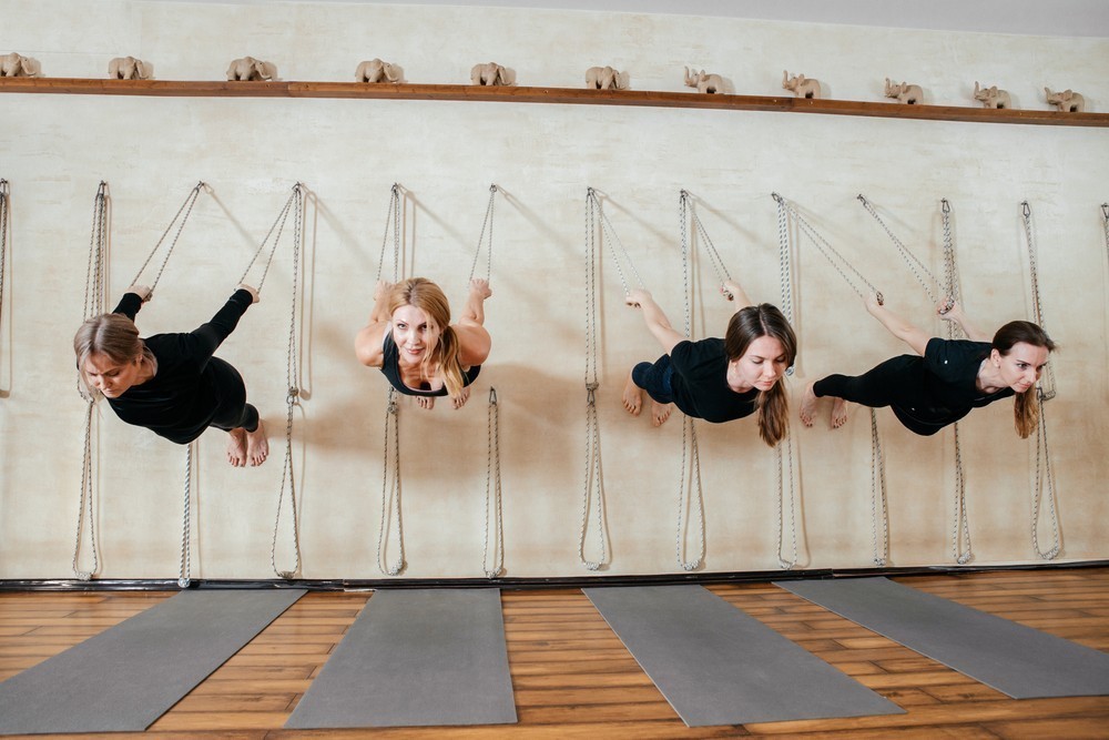 Carnet pratique de yoga : Yoga Wall, l’araignée s’étire à son mur