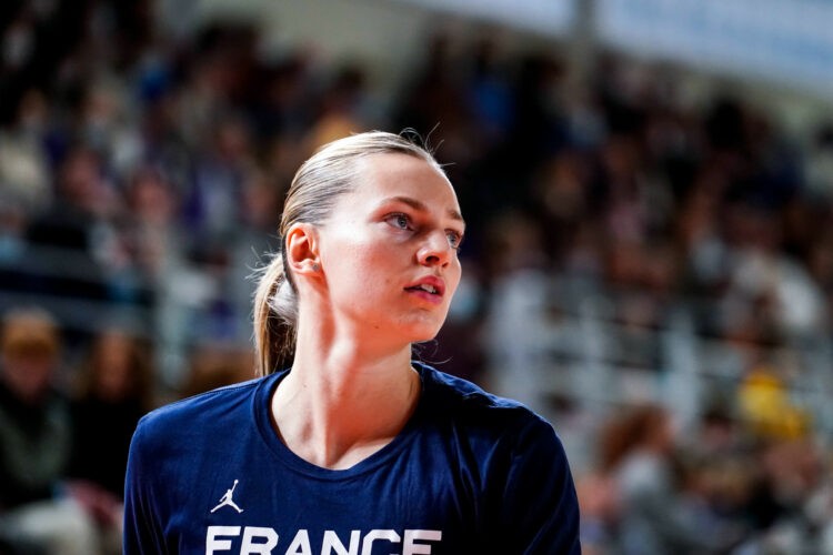 Basketball – LeBron James sous le charme de Marine Johannès