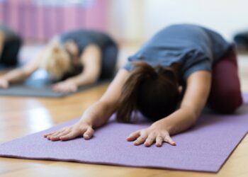 Du canapé au tapis : conseils pour reprendre yoga et danse en douceur