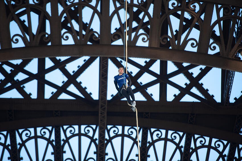 Anouk Garnier gravit la tour Eiffel et entre dans l'histoire !