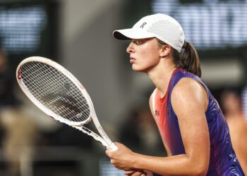 Tennis / Roland-Garros – Swiatek sort du piège Osaka au terme d’un match fou !