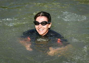 JO Paris 2024 : Anne Hidalgo a plongé dans la Seine ! (vidéo)