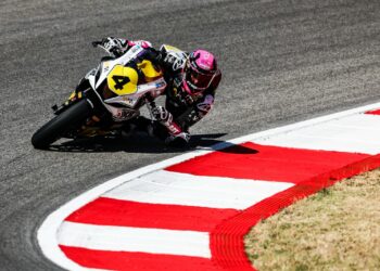 Emily Bondi, en piste pour le premier Championnat du monde féminin de moto un mois après sa cheville cassée !