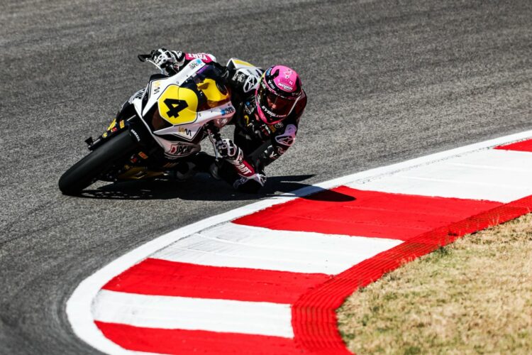 Emily Bondi, en piste pour le premier Championnat du monde féminin de moto un mois après sa cheville cassée !