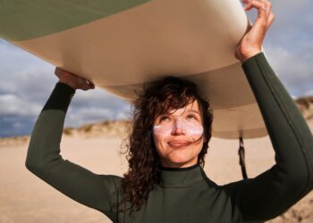 Le lait solaire satiné SPF50 des Laboratoires de Biarritz, entre haute protection, confort et engagement éco-responsable