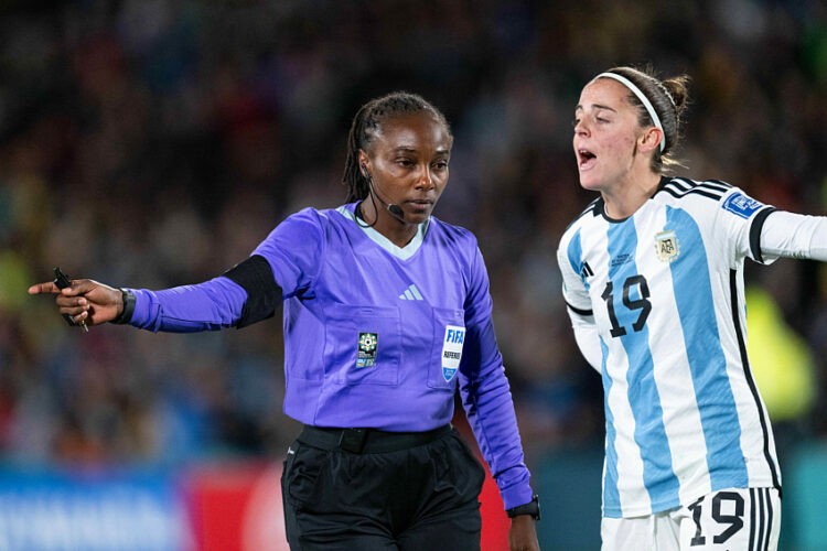 Football / Arbitrage – Salima Mukansanga, pionnière de l’arbitrage, tire sa révérence 