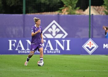 Football – Comment marquer sur coup franc ? Le geste technique de Laura Agard