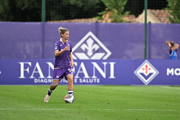 Football – Comment marquer sur coup franc ? Le geste technique de Laura Agard