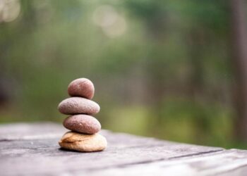 La méditation en mouvement : booster l’éclat de la peau par la pleine conscience active