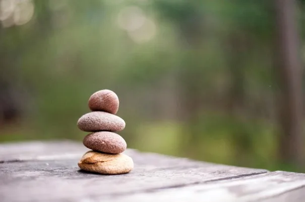 La méditation en mouvement : booster l’éclat de la peau par la pleine conscience active