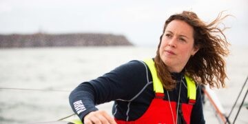 « En mer, j’ai trouvé ma place » : Rencontre avec Sasha Lanièce, navigatrice et fondatrice de l’écurie 100 % féminine Les Déferlantes