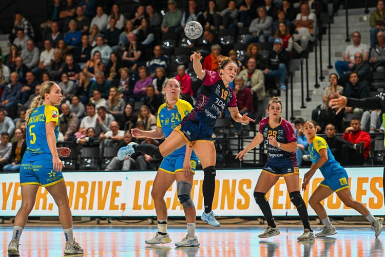 Handball – La folle image de la semaine : un arbitre marque le but de l’égalisation à la dernière seconde !