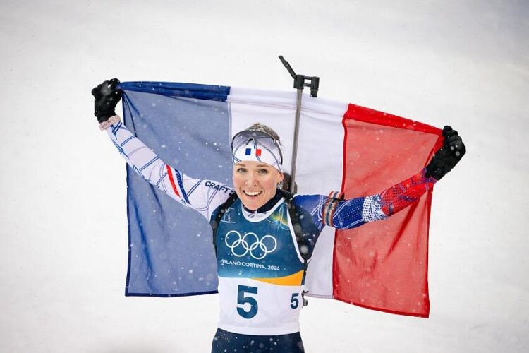 Biathlon / JO 2026 – Océane Michelon signe l’apothéose bleue : l’or de la mass start pour conclure des Jeux parfaits, Julia Simon en argent