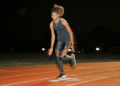 une femme courant sur une piste