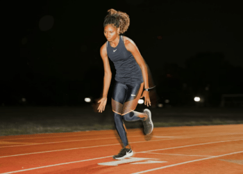 une femme courant sur une piste